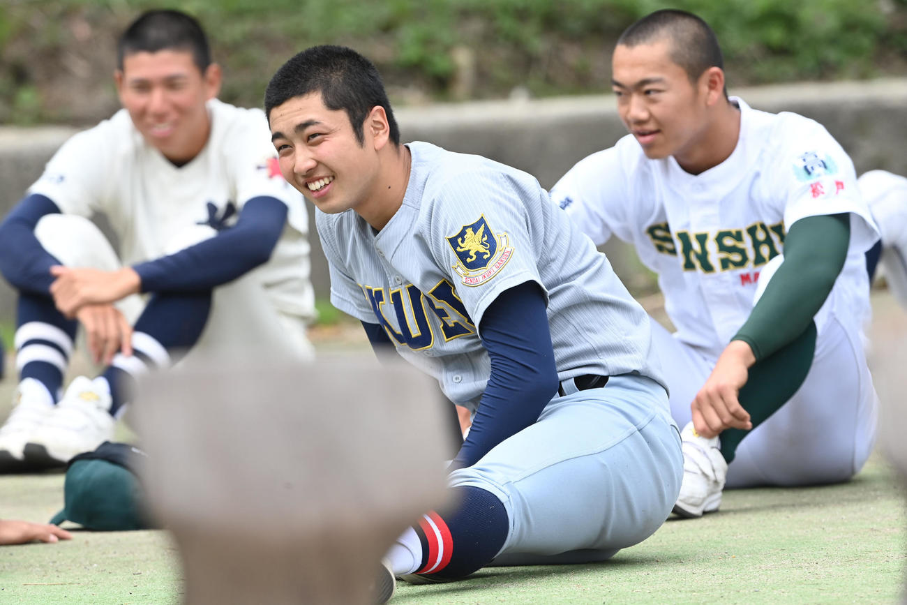 練習で笑顔を見せる仙台育英・高橋煌（撮影・前岡正明）