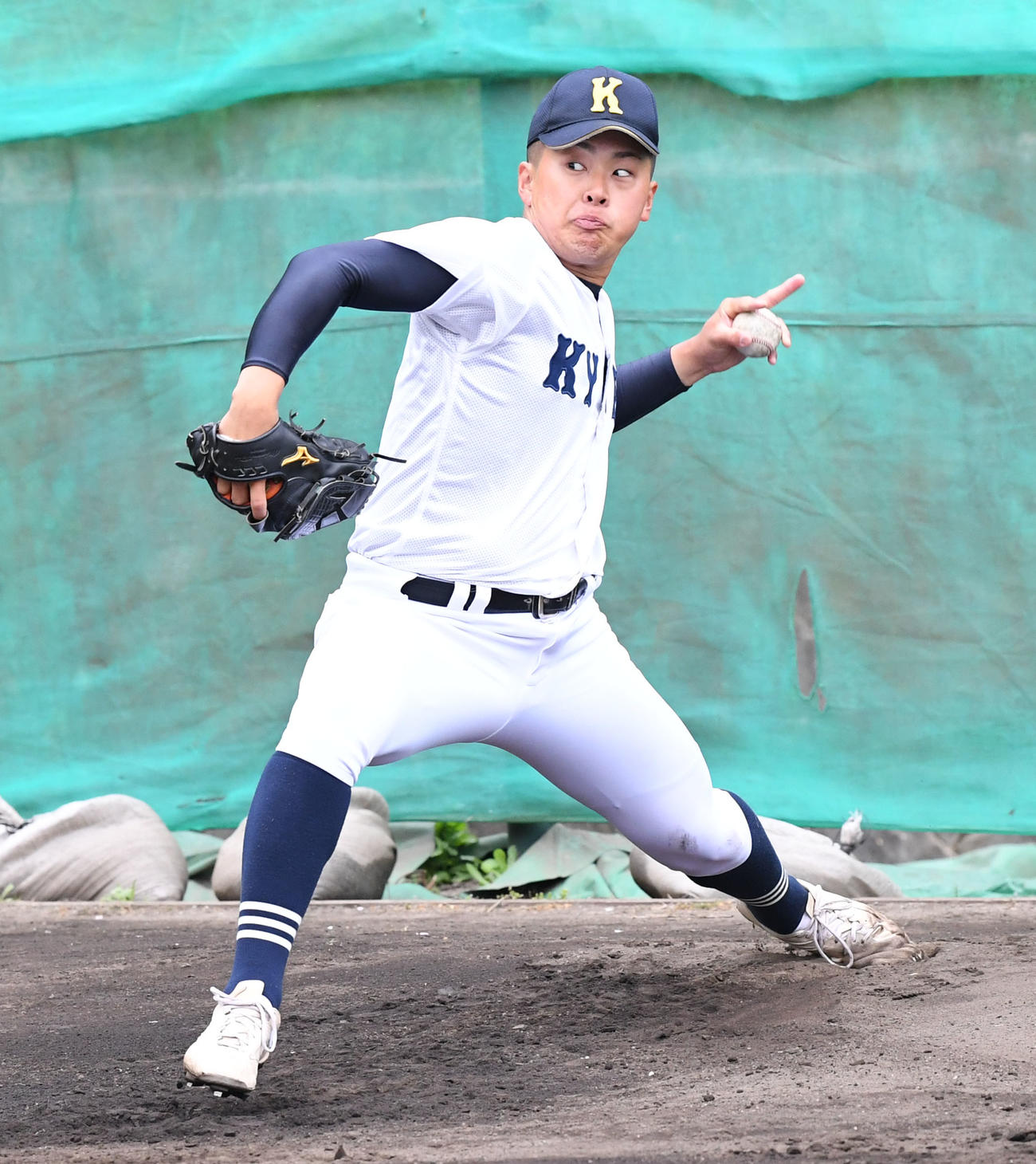 ブルペンで投球練習を行う享栄・東松（撮影・前岡正明）