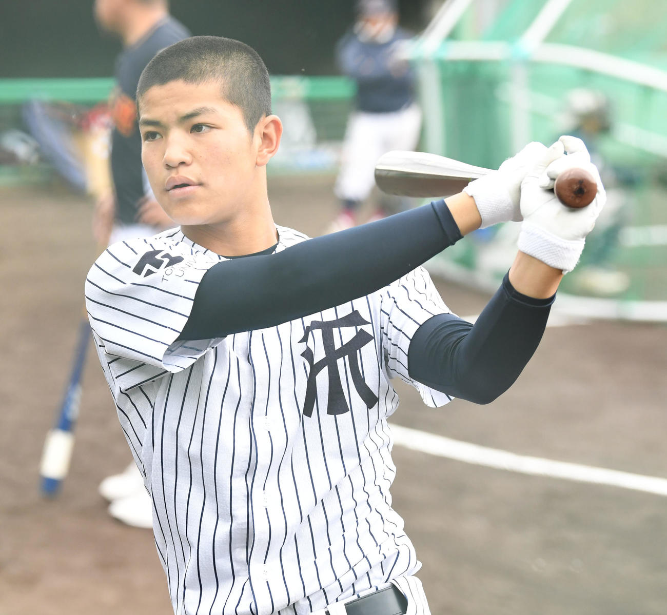 ティー打撃を行う常葉大菊川・鈴木（撮影・前岡正明）