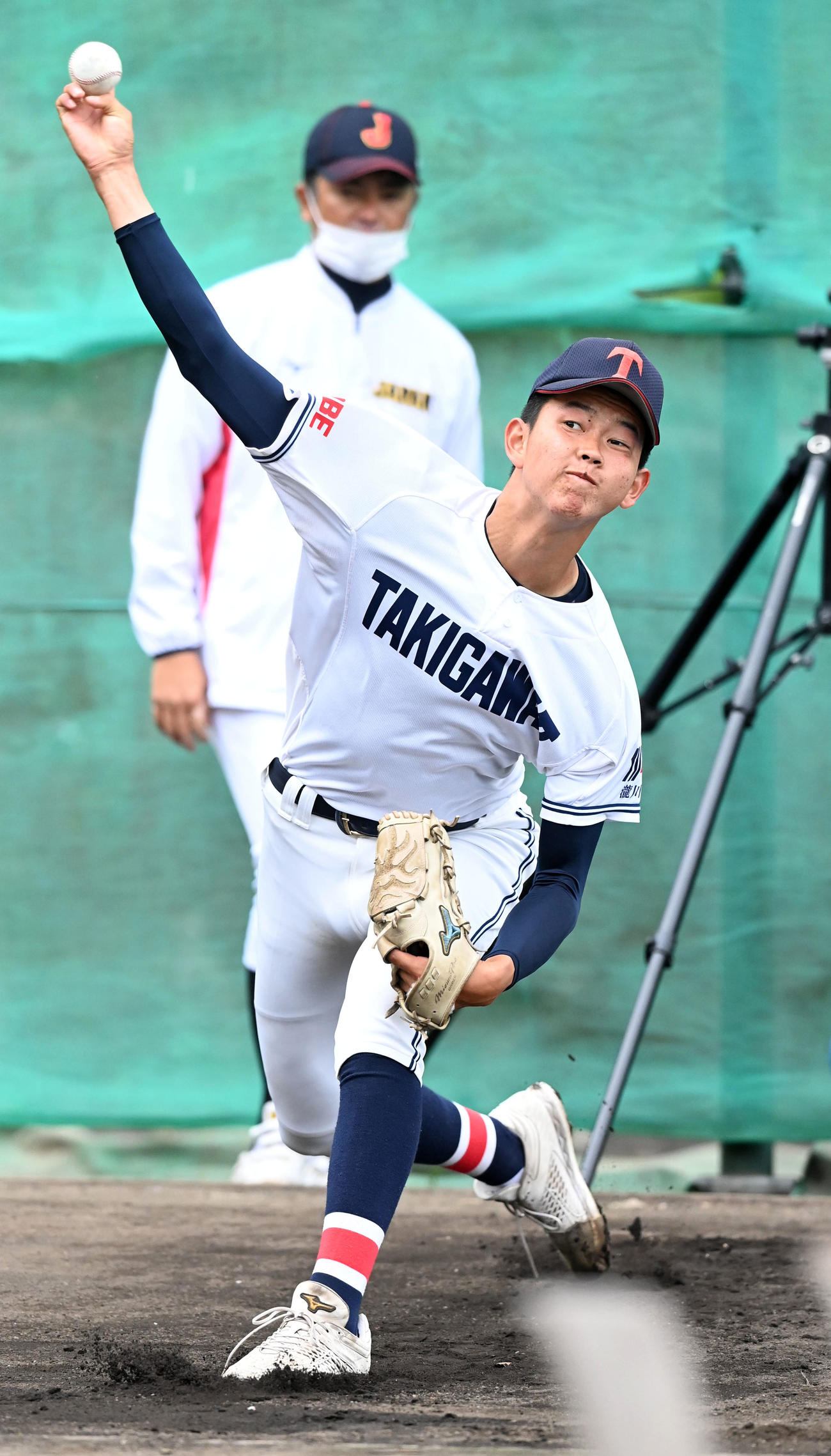 ブルペンで投球練習を行う滝川二・坂井（撮影・前岡正明）