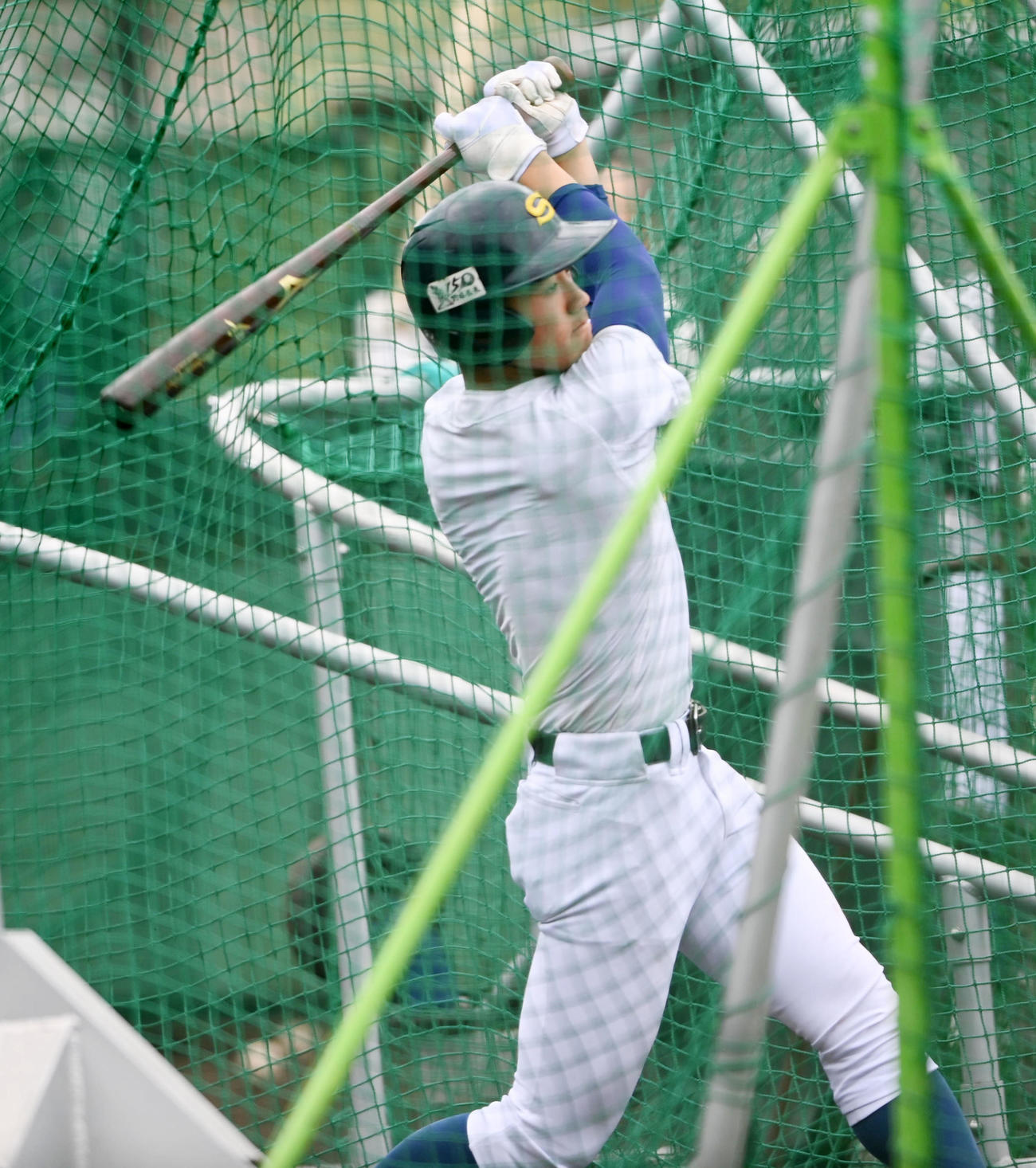 打撃練習を行う聖光学院・高中（撮影・前岡正明）