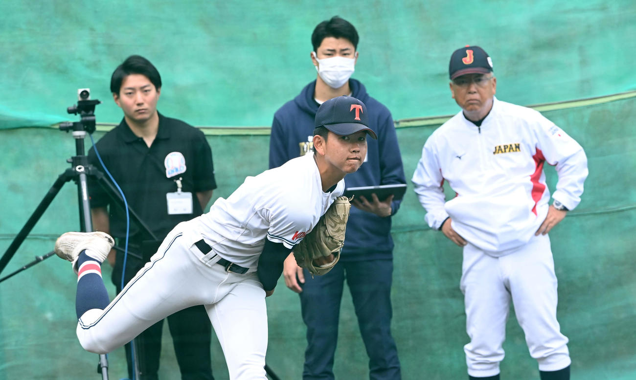 馬淵史郎監督が見守る中、ブルペンで投球練習を行う滝川二・坂井（撮影・前岡正明）
