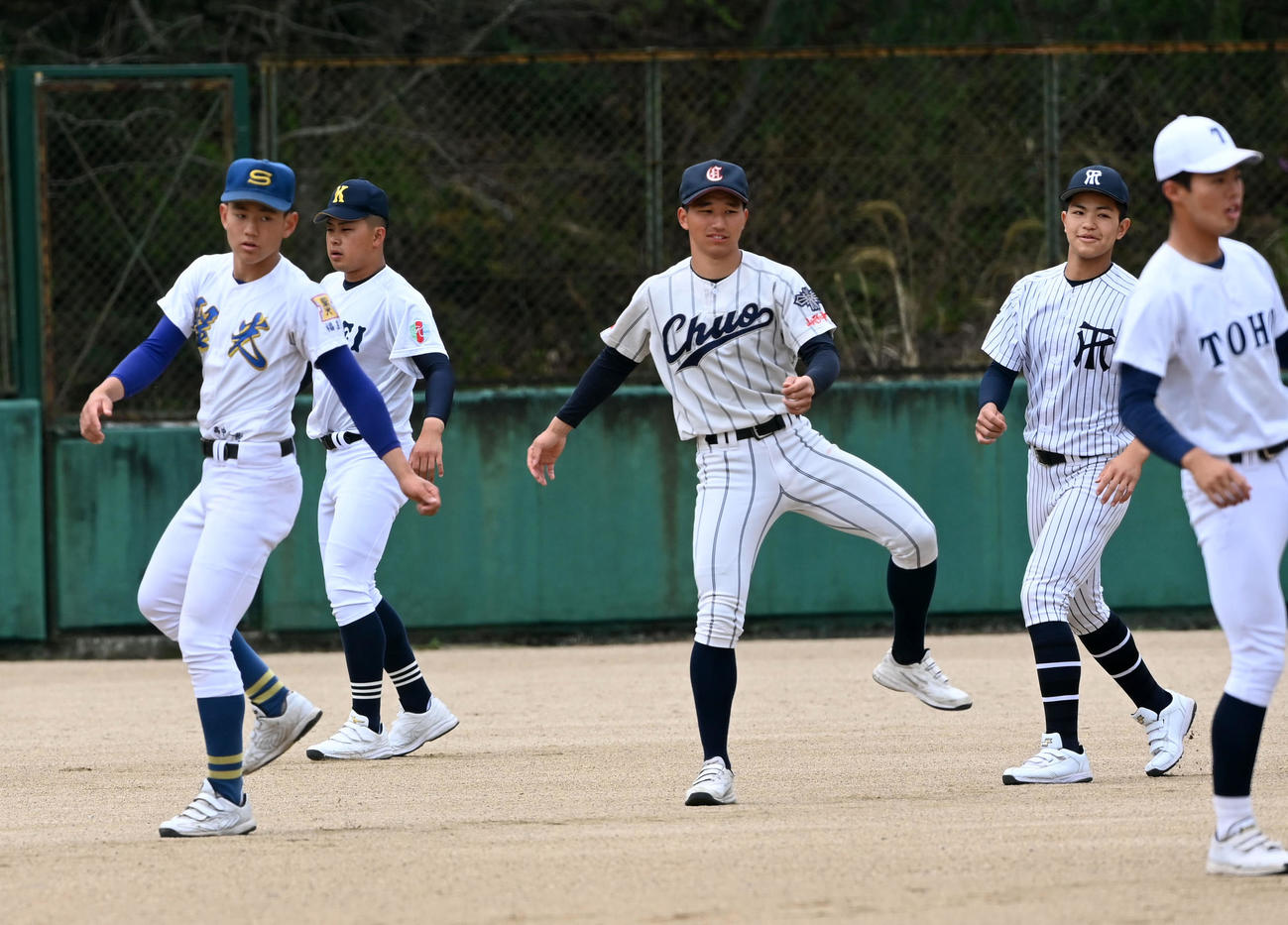 アップを行う山形中央・武田（中央）ら参加選手（撮影・前岡正明）