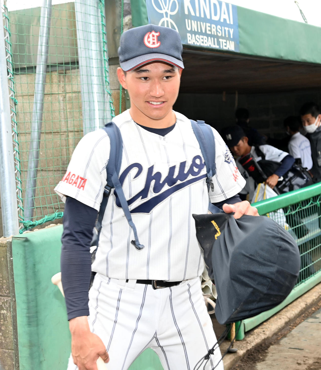U18日本代表候補選手強化合宿を打ち上げ、笑顔で引き揚げる山形中央・武田（撮影・前岡正明）