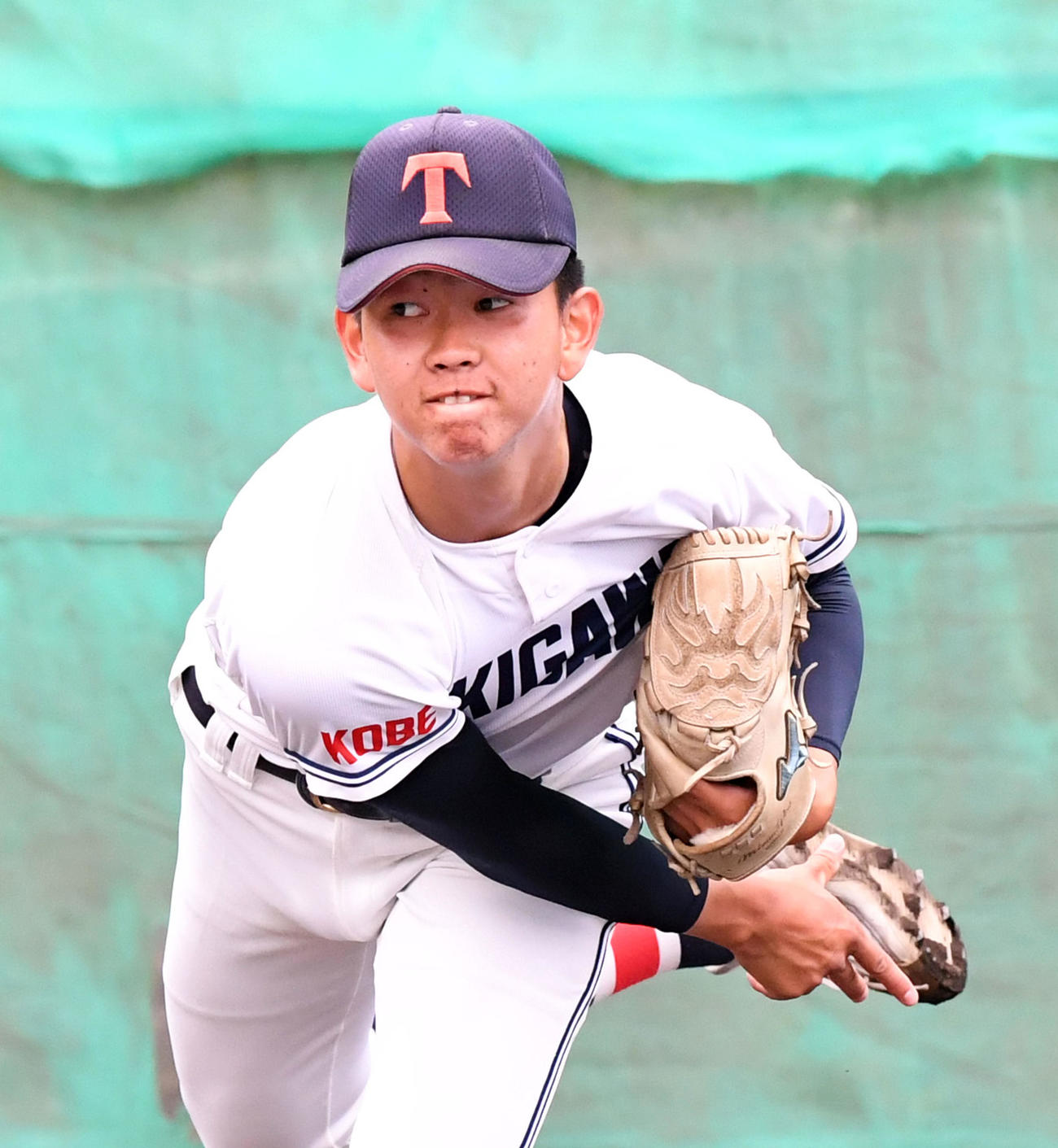 ブルペンで投球練習を行う滝川二・坂井（撮影・前岡正明）
