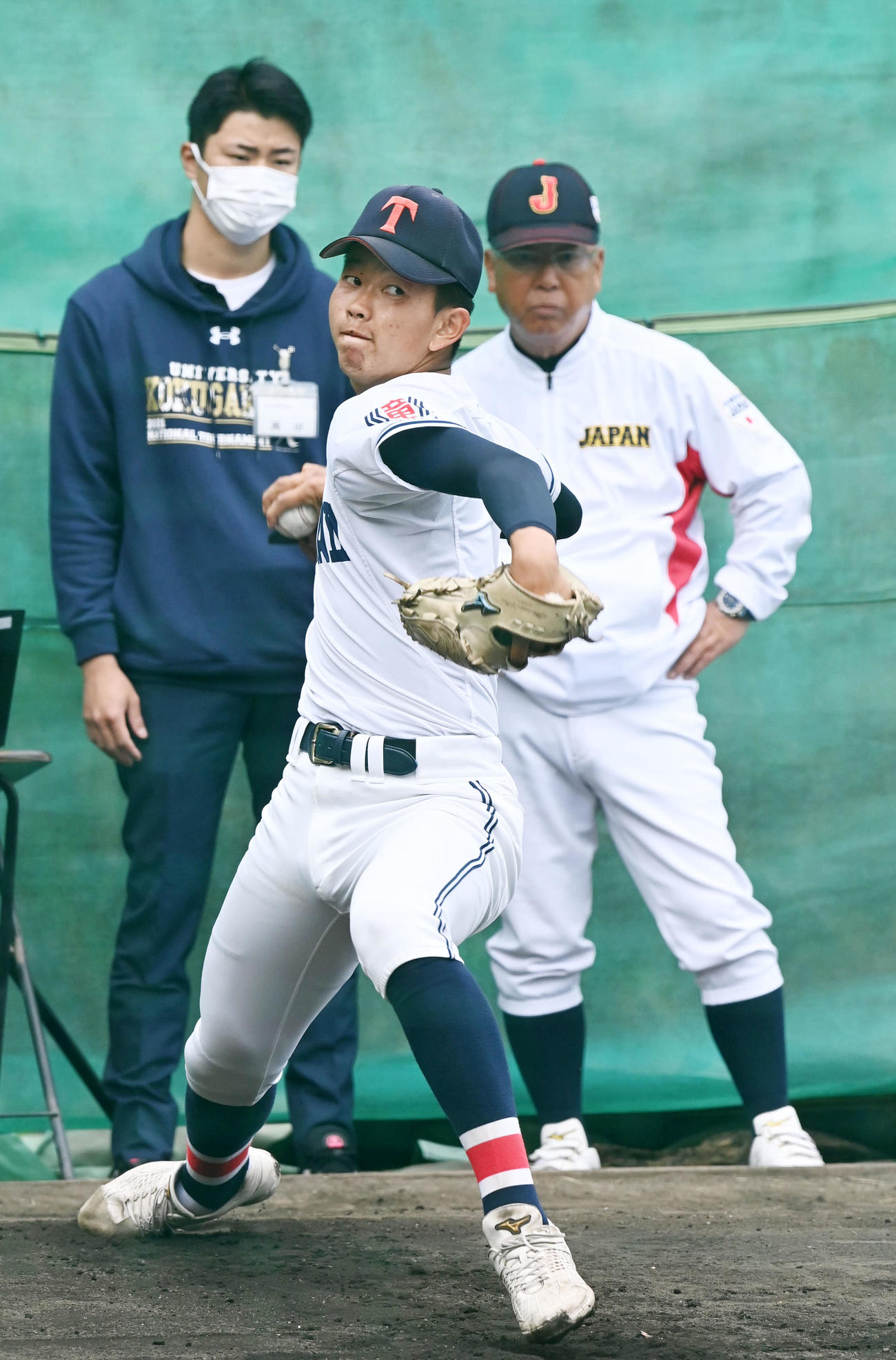 馬淵史郎監督が見守る中、ブルペンで投球練習を行う滝川二・坂井（撮影・前岡正明）