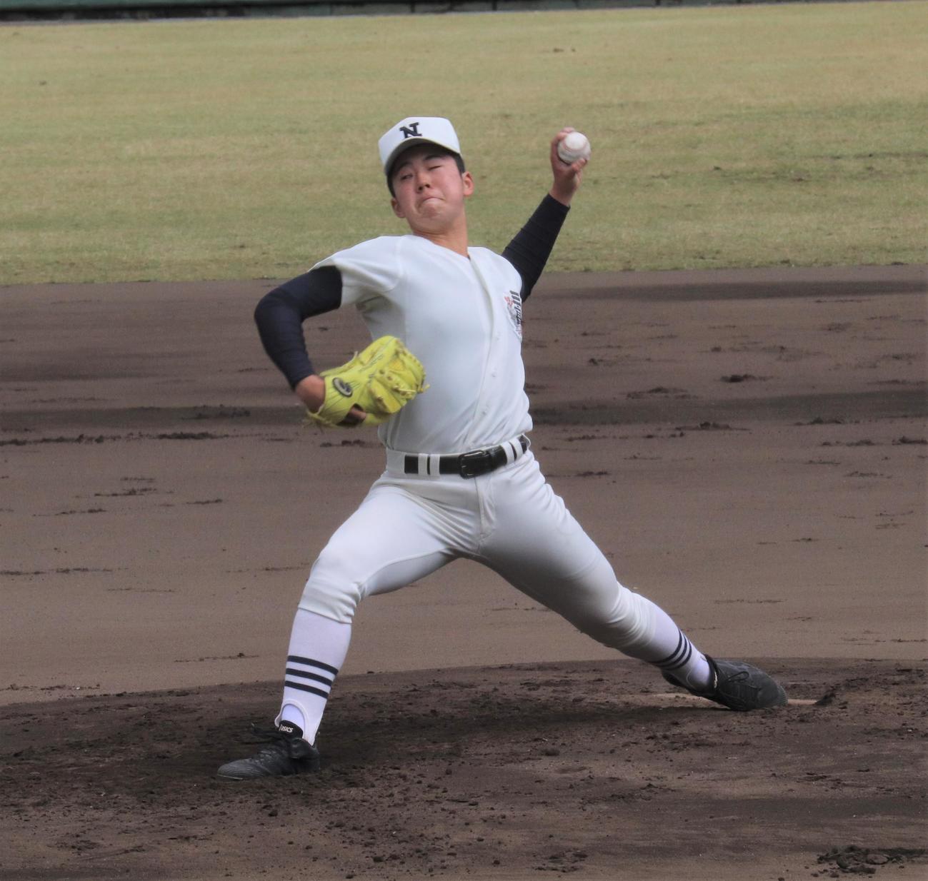 実践学園対日大三　先発し力投する日大三・谷亀（撮影・星夏穂）