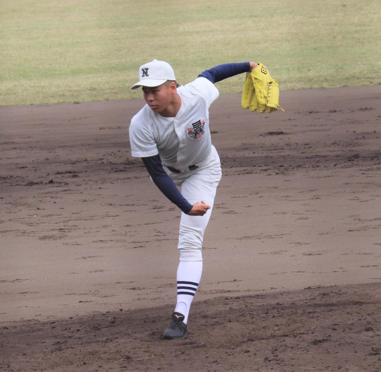 実践学園対日大三　2番手で登板し力投する日大三・安田（撮影・星夏穂）