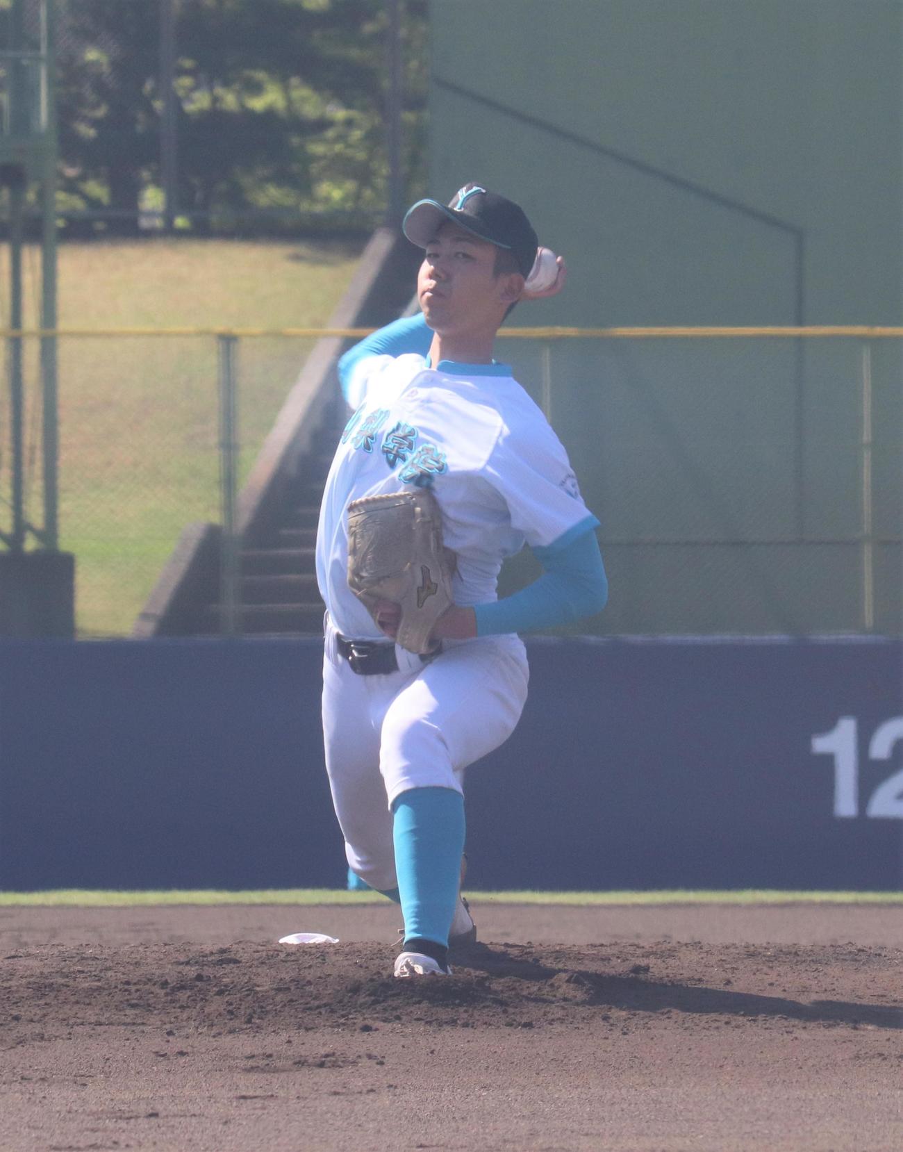 山梨学院対富士北稜　先発し力投する山梨学院・中田（撮影・星夏穂）