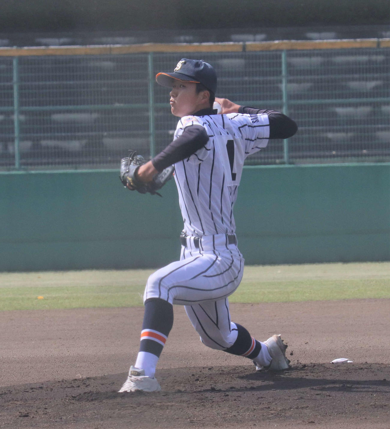 志木対埼玉栄　先発し力投する埼玉栄・山下（撮影・星夏穂）