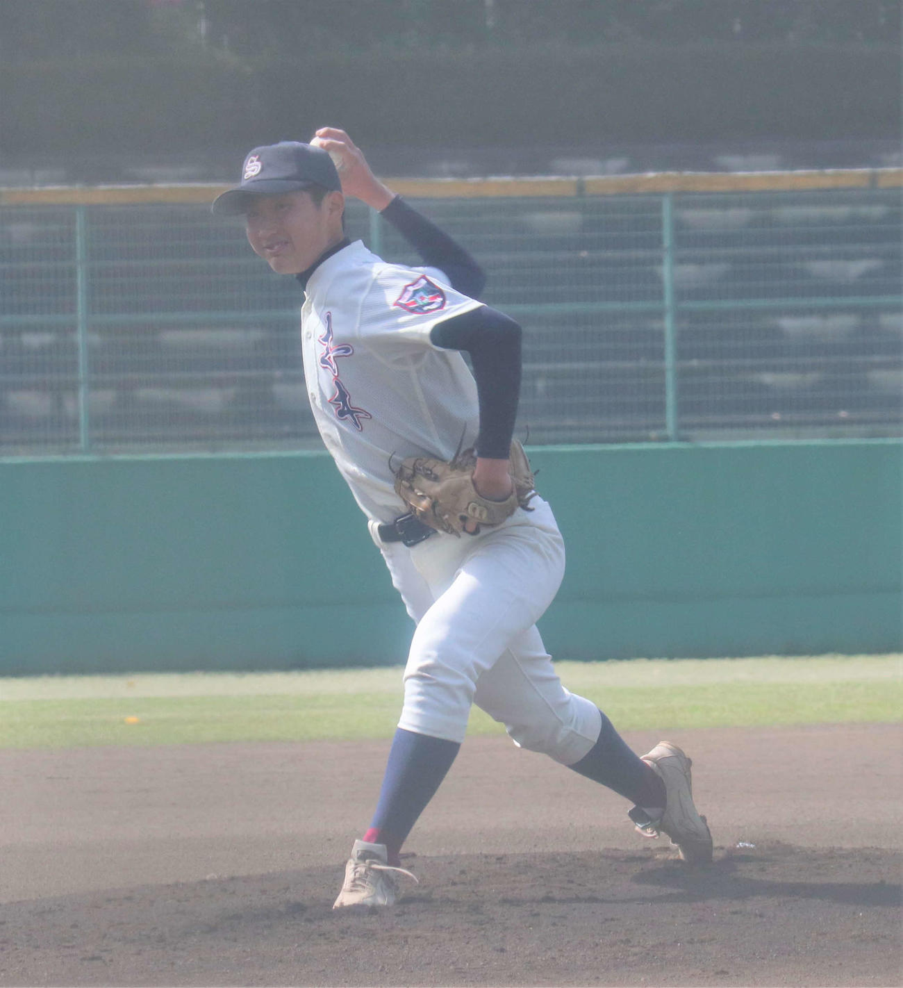 志木対埼玉栄　先発し力投する志木・上村（撮影・星夏穂）