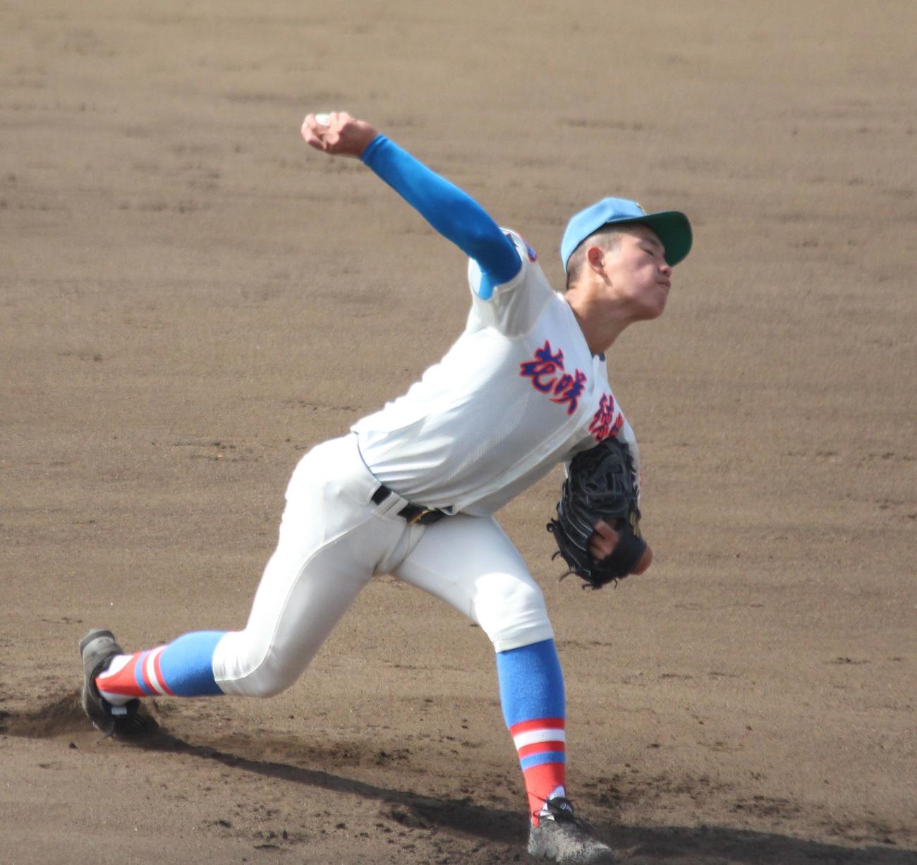 花咲徳栄対6校連合　先発し力投する花咲徳栄・木田（撮影・保坂恭子）