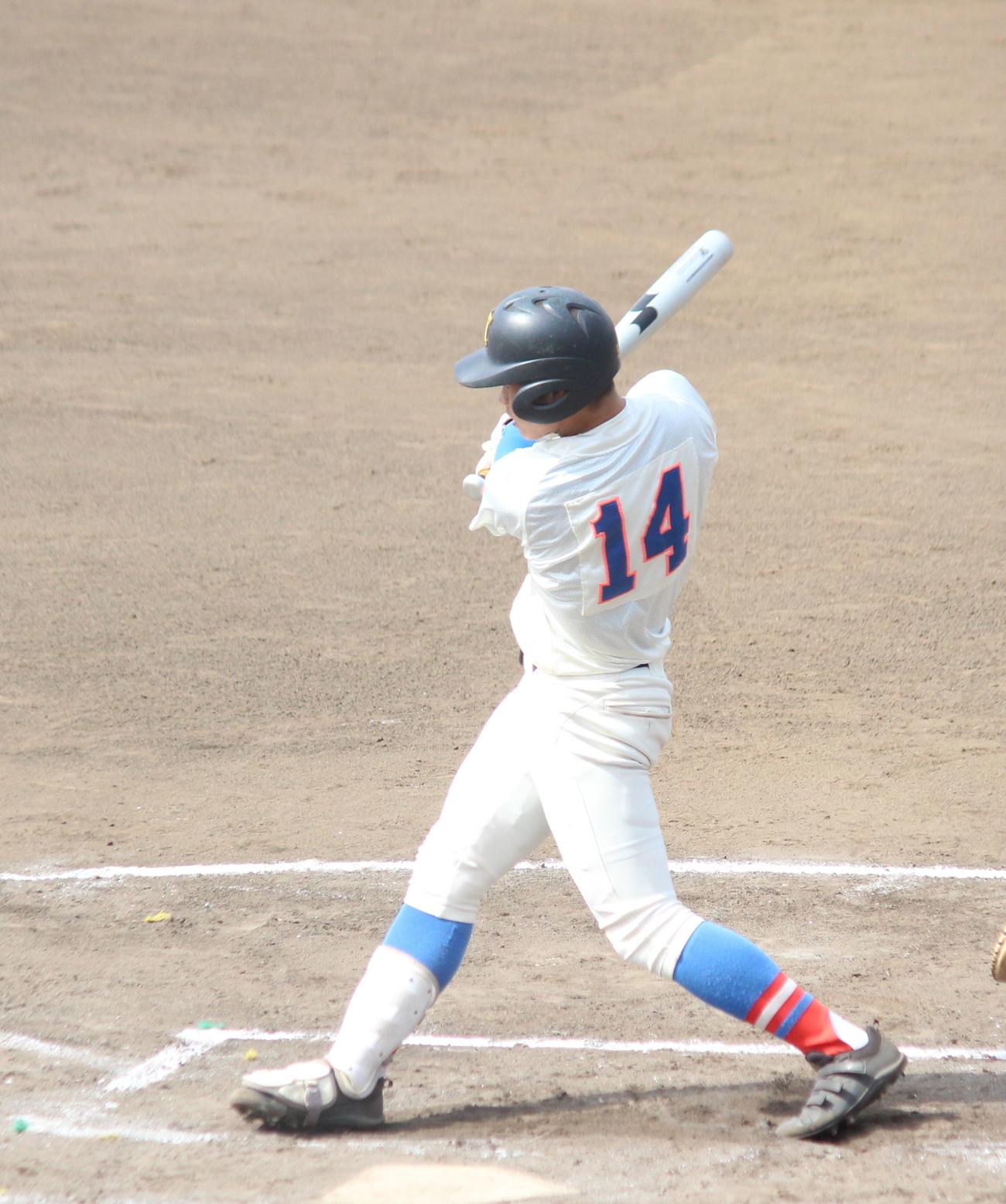 花咲徳栄対6校連合　3回表花咲徳栄2死二塁、右越え2ランを放った代打の山谷（撮影・保坂恭子）
