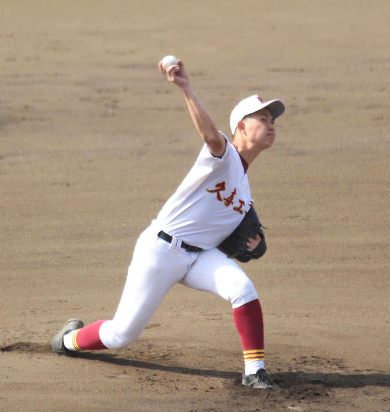 花咲徳栄対6校連合　6校連合のエースとして先発し力投する久喜工・渡辺大洋（撮影・保坂恭子）