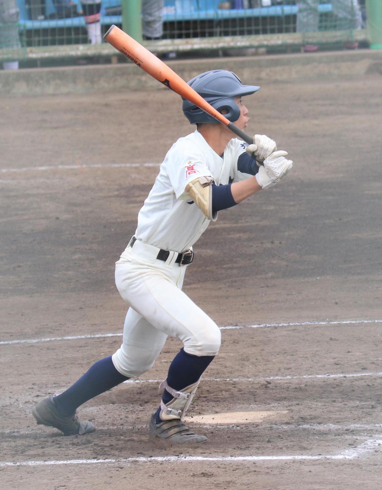 大宮東対慶応志木　5回表大宮東2死二塁　先制の左前適時打を放った渡辺（撮影・星夏穂）