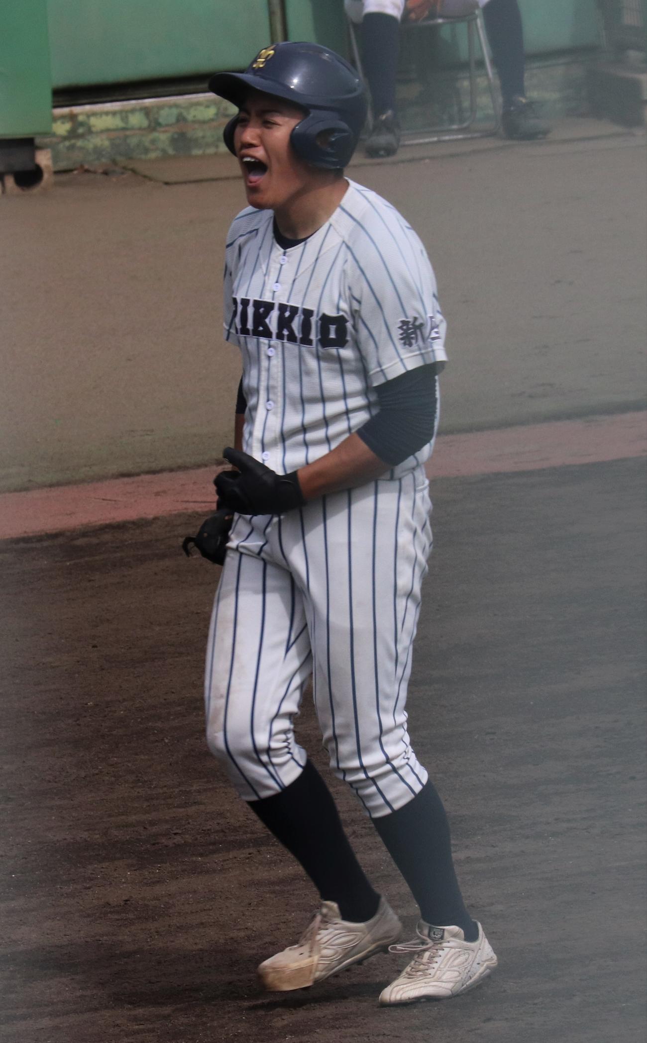 浦和東対立教新座　5回裏立教新座無死　右越えソロ本塁打を放ちガッツポーズをする東（撮影・星夏穂）