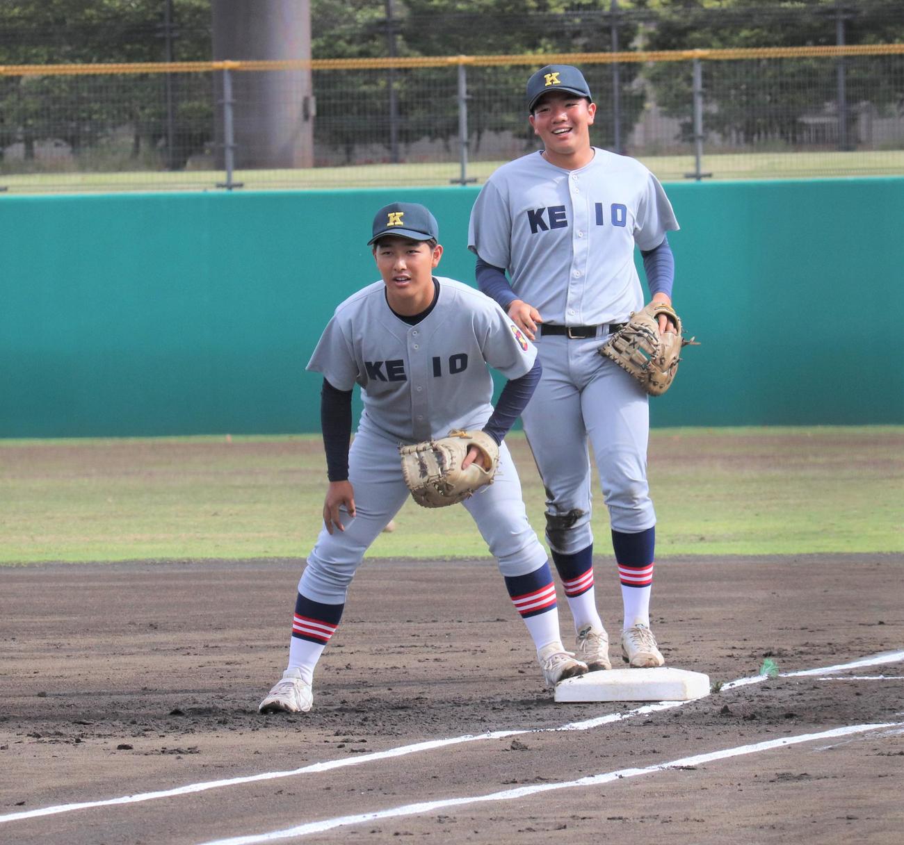 菅対慶応　試合前にシートノックをうける慶応・清原（左）（撮影・星夏穂）