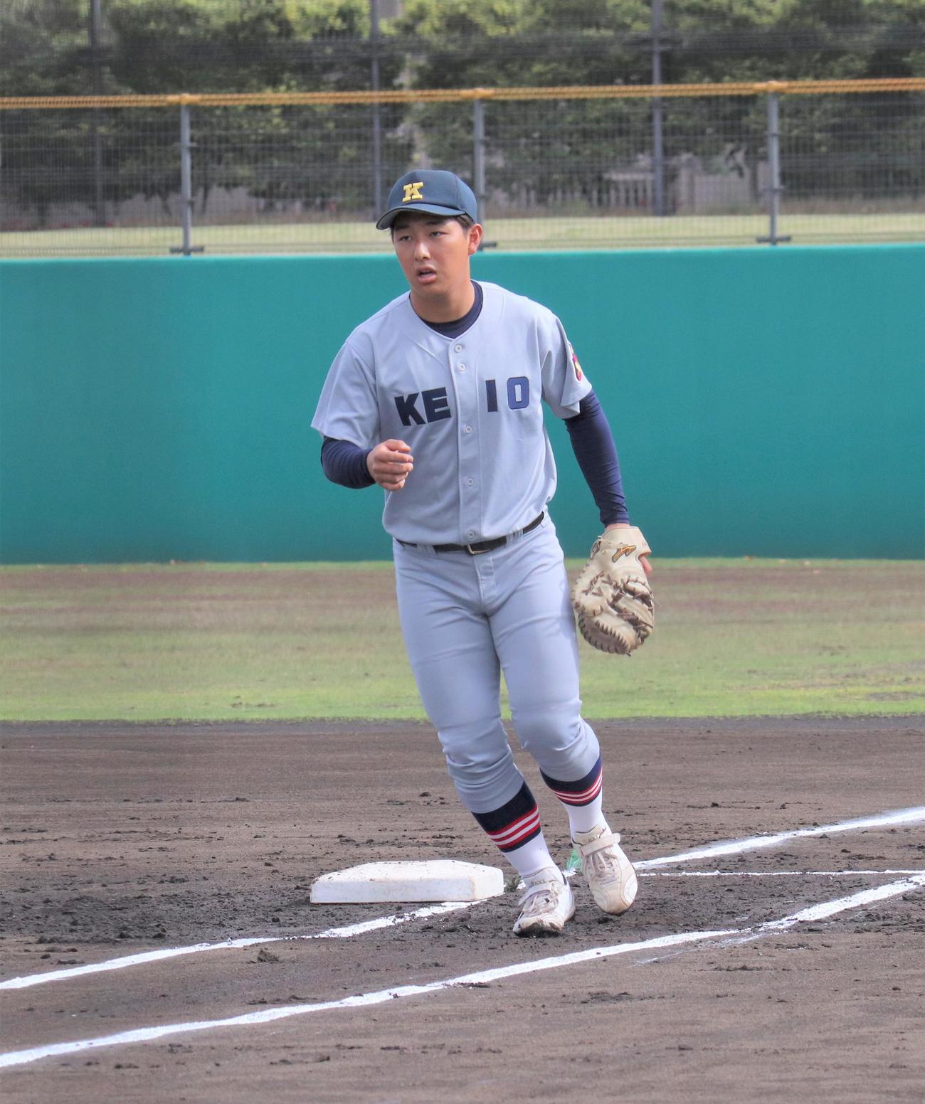 菅対慶応　試合前にシートノックをうける慶応・清原（撮影・星夏穂）