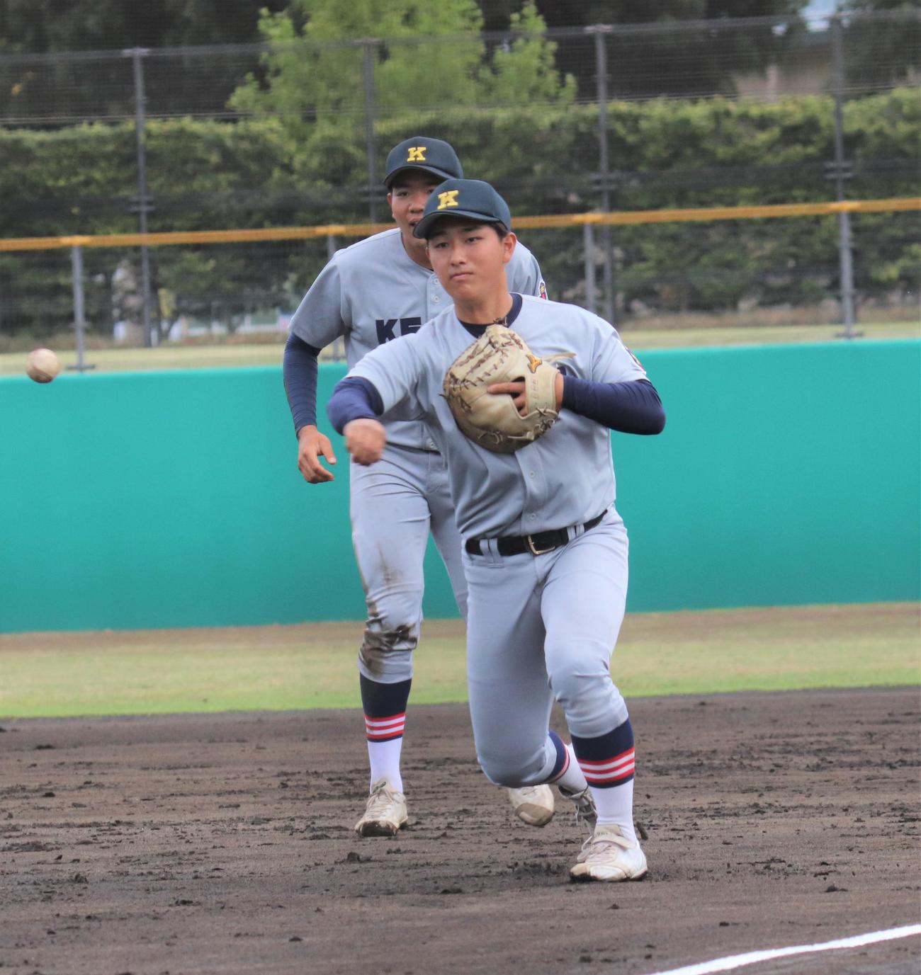 菅対慶応　試合前にシートノックをうける慶応・清原（撮影・星夏穂）