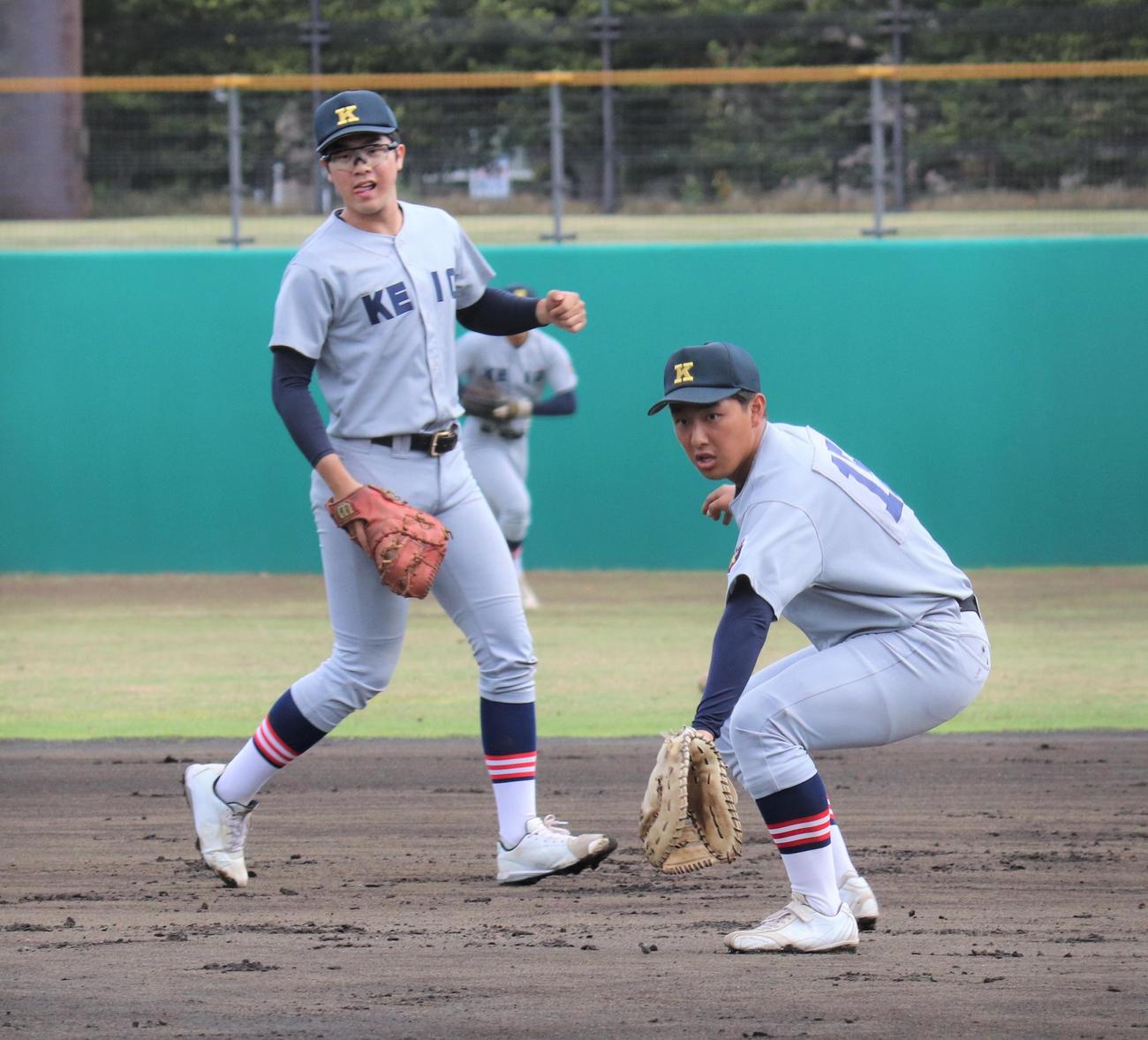 菅対慶応　試合前にシートノックをうける慶応・清原（右）（撮影・星夏穂）
