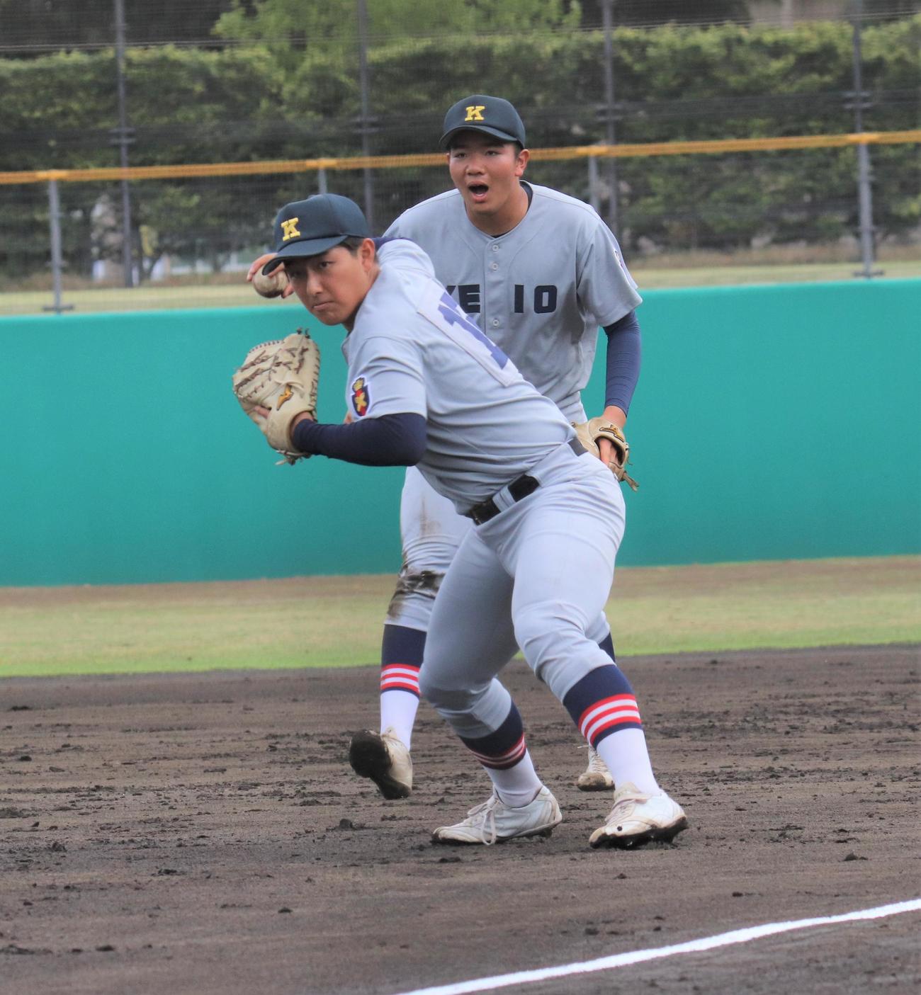 菅対慶応　試合前にシートノックをうける慶応・清原（撮影・星夏穂）