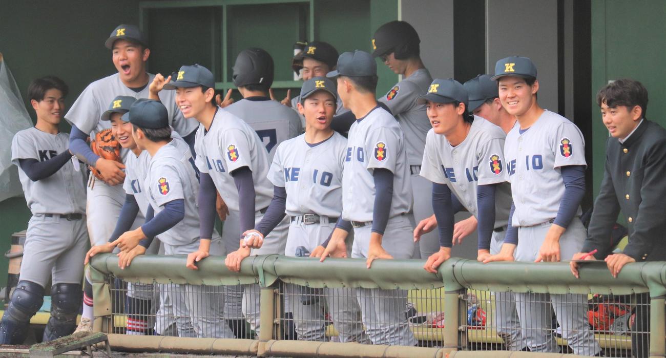 菅対慶応　1回裏慶応無死　渡辺千之亮が先制の左越えソロ本塁打を放ち盛り上がる慶応ベンチ（撮影・星夏穂）
