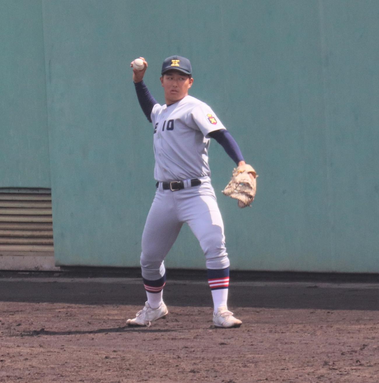 菅対慶応　試合終盤にキャッチボールをする慶応・清原（撮影・星夏穂）
