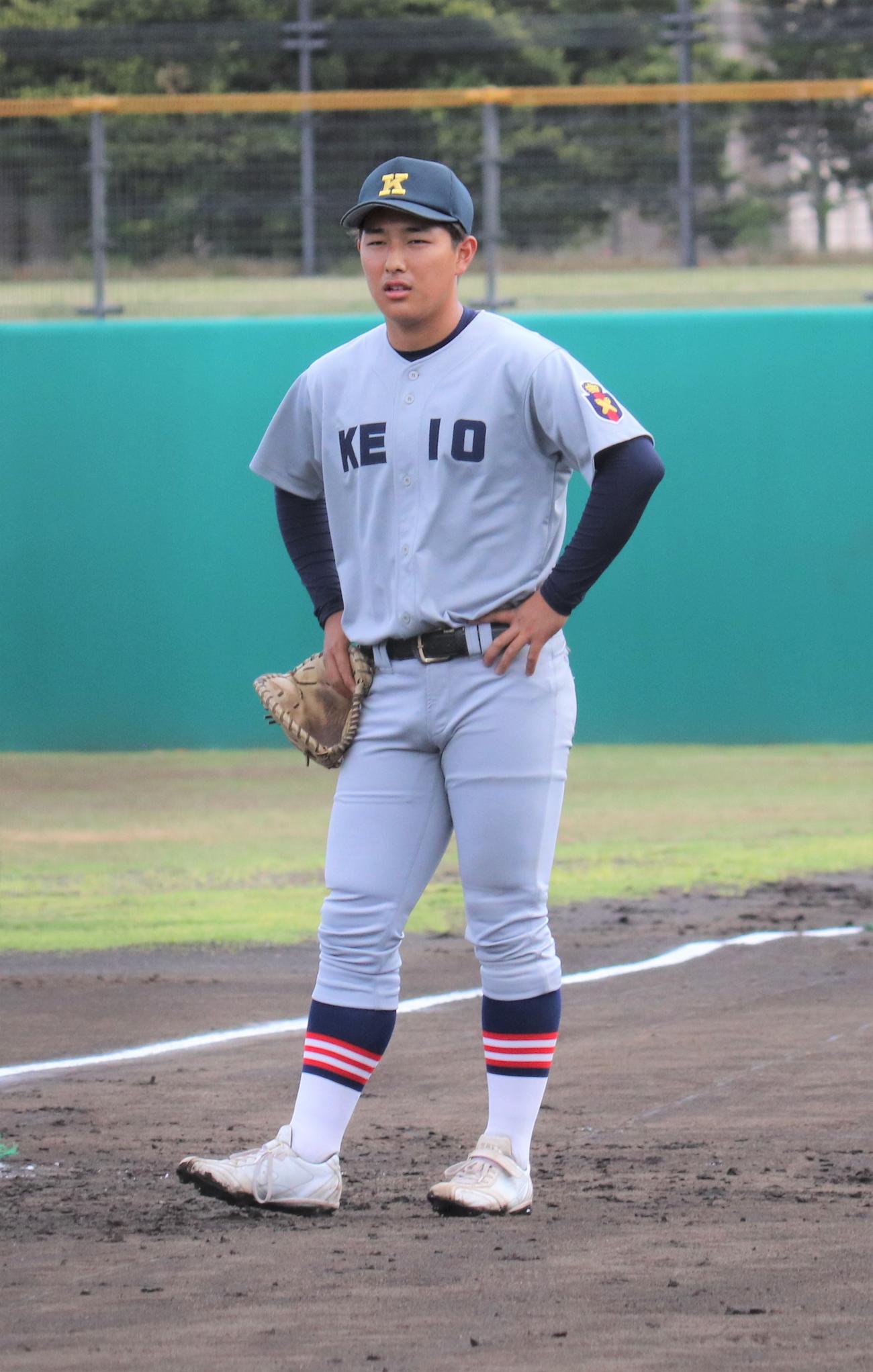 菅対慶応　試合前にシートノックをうける慶応・清原（撮影・星夏穂）