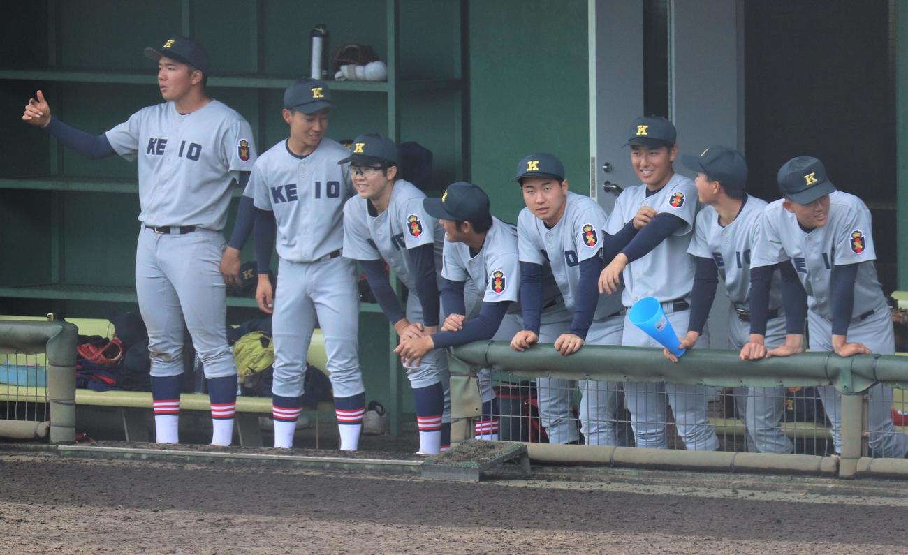 菅対慶応　ベンチで笑顔を見せる慶応・清原勝児（撮影・星夏穂）