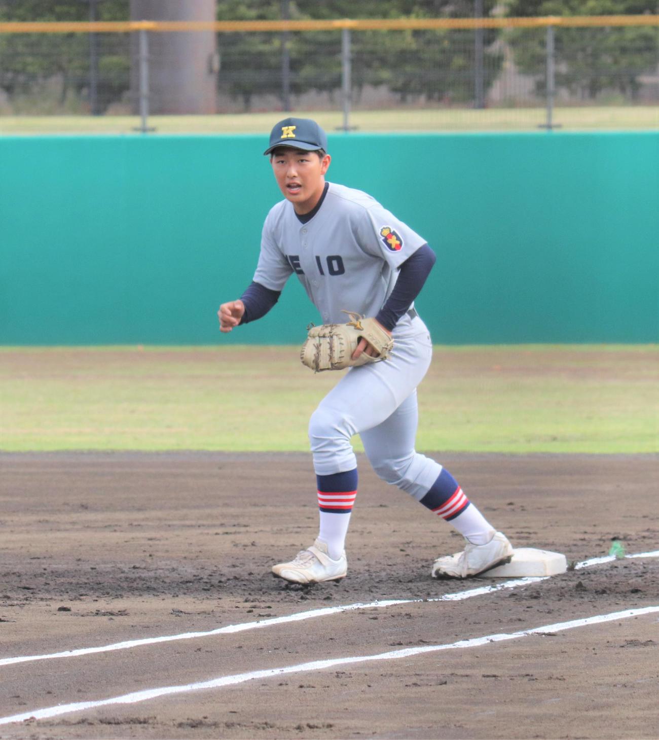 菅対慶応　試合前にシートノックをうける慶応・清原（撮影・星夏穂）