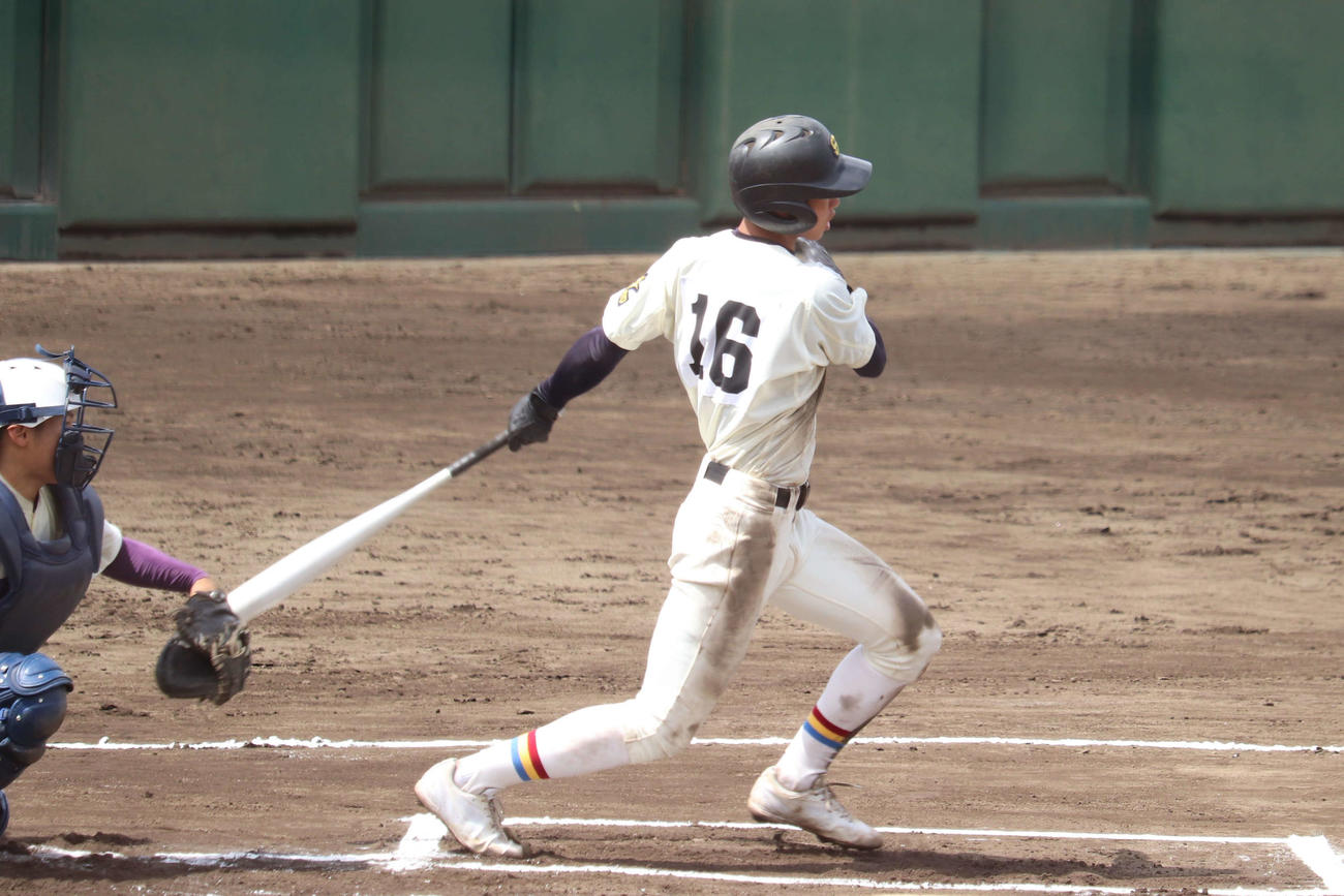 創価－堀越　4打数3安打2打点と勝利に貢献した、創価・小林の打撃（撮影・保坂淑子）