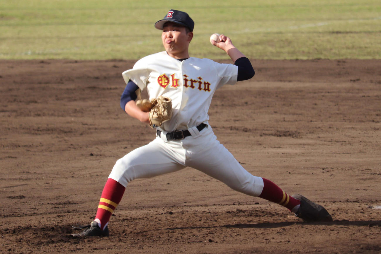 修徳戦で力投する桜美林・吉田（撮影・保坂淑子）