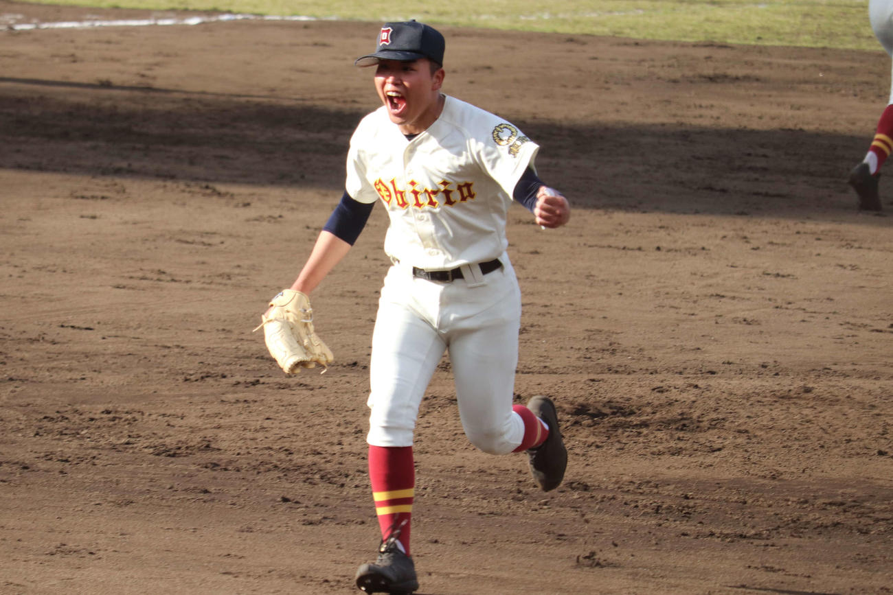 修徳ー桜美林　7回、無死満塁のピンチを1失点で抑え同点を許さずガッツポーズを見せる桜美林のエース・吉田（撮影・保坂淑子）
