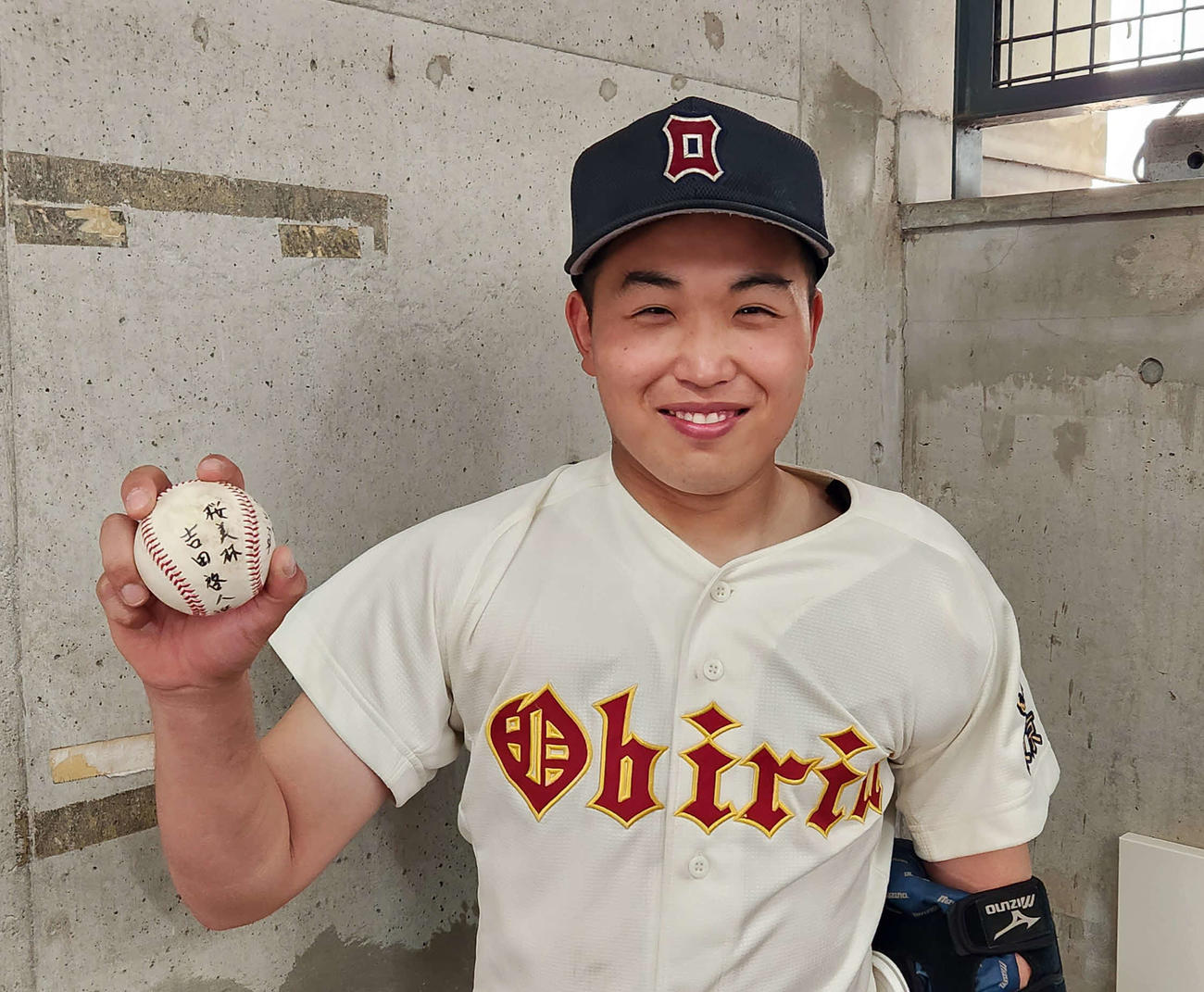 修徳対桜美林　試合後、高校入学後、初めて打ったホームランボールを手に笑顔を見せる桜美林のエース吉田（撮影・保坂淑子）