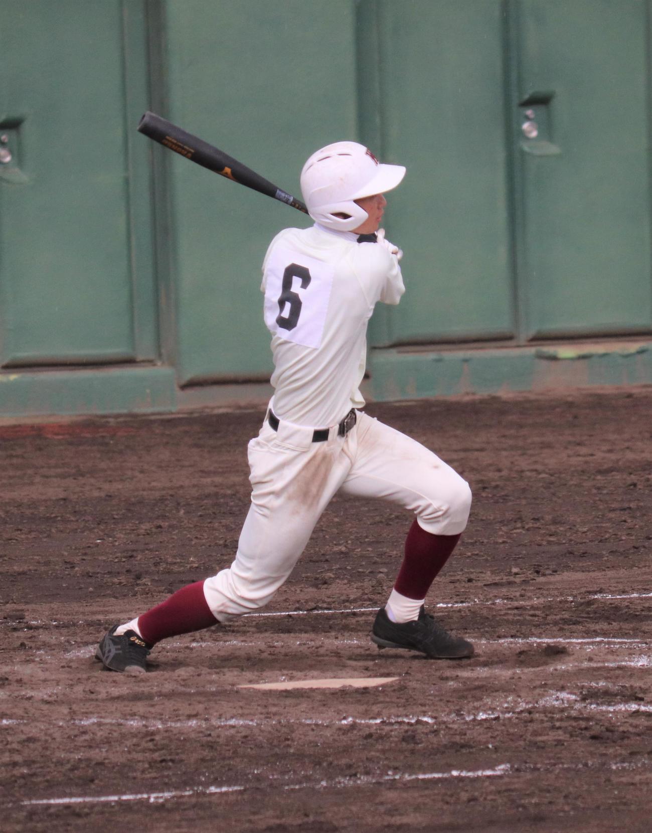 八王子対早実　8回裏早実無死一、三塁　同点の左前適時打を放つ高崎（撮影・星夏穂）