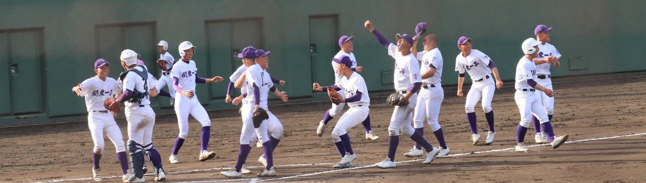 関東第一対東海大菅生　東海大菅生に延長10回タイブレークの末勝利し、喜ぶ関東第一ナイン（撮影・星夏穂）