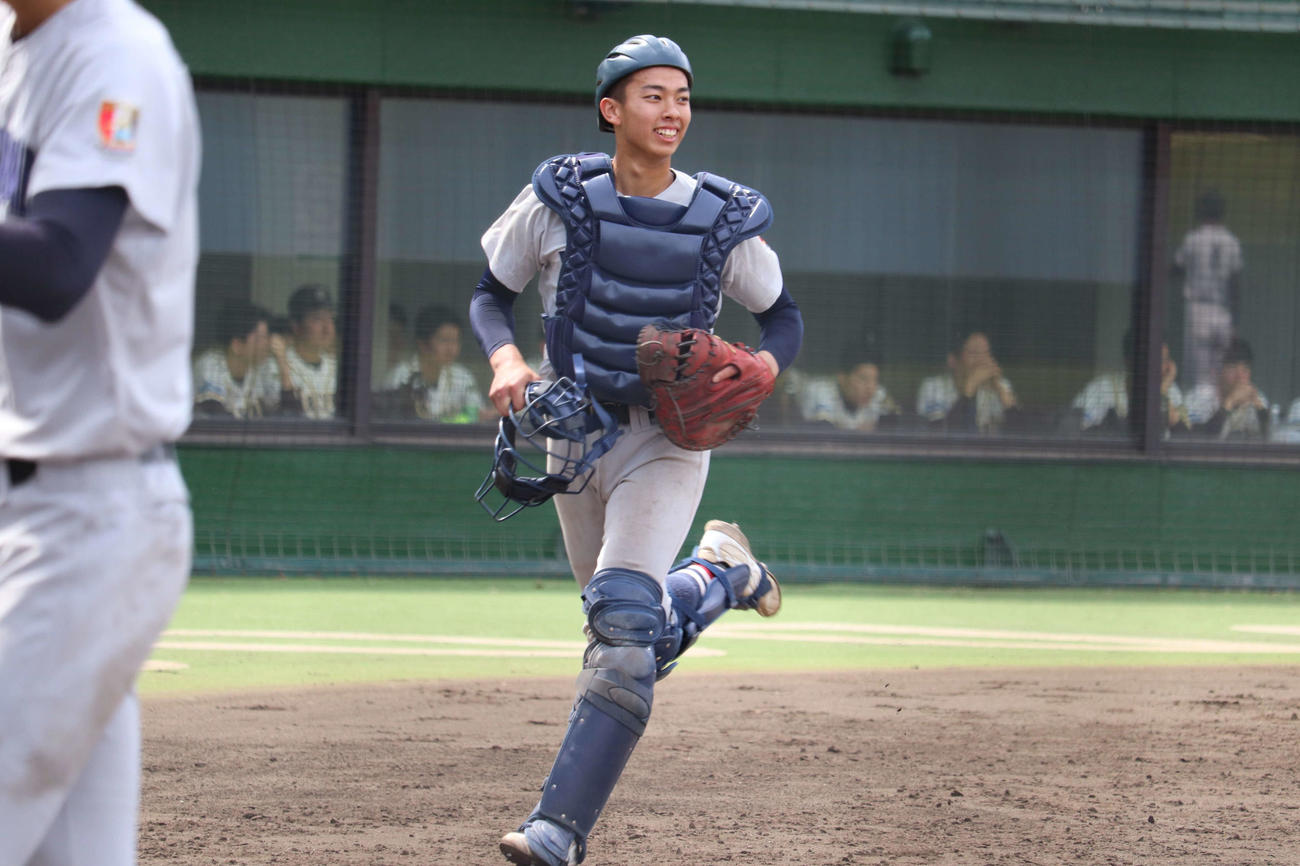 桐光学園―横浜　6回表、ピンチを切り抜け笑顔でベンチに戻る横浜の椎木卿五（撮影・保坂淑子）