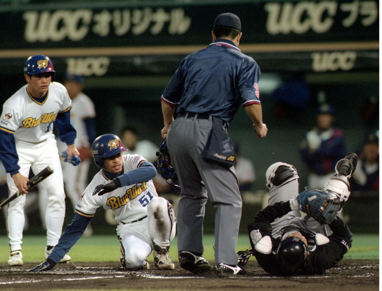2000年4月、藤井康雄の右前打で生還しようとするイチローの本塁突入を阻止するロッテ椎木匠