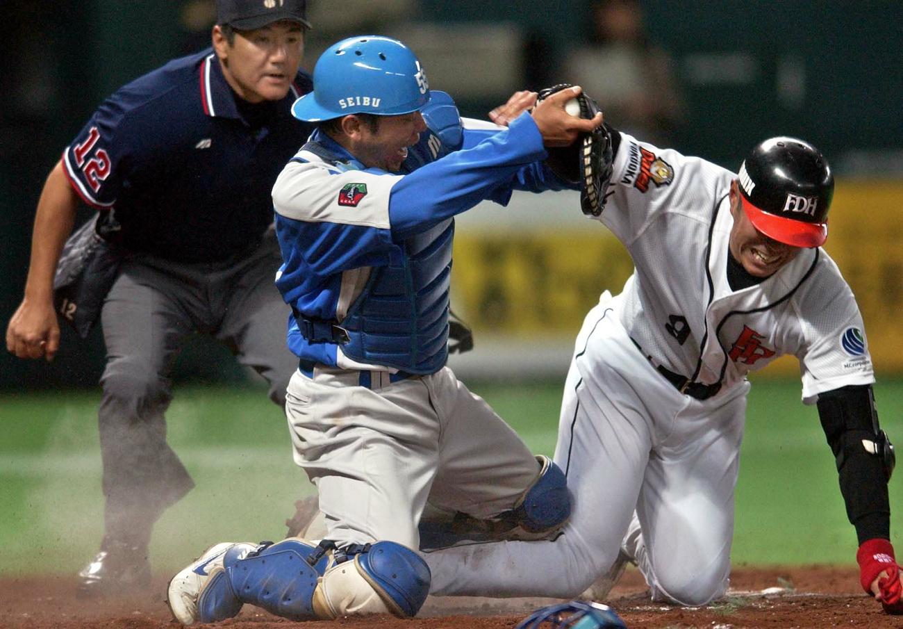 2003年3月、ダイエー対西武オープン戦　松中信彦の左越え二塁打で本塁を突く小久保裕紀をブロックする捕手・椎木匠
