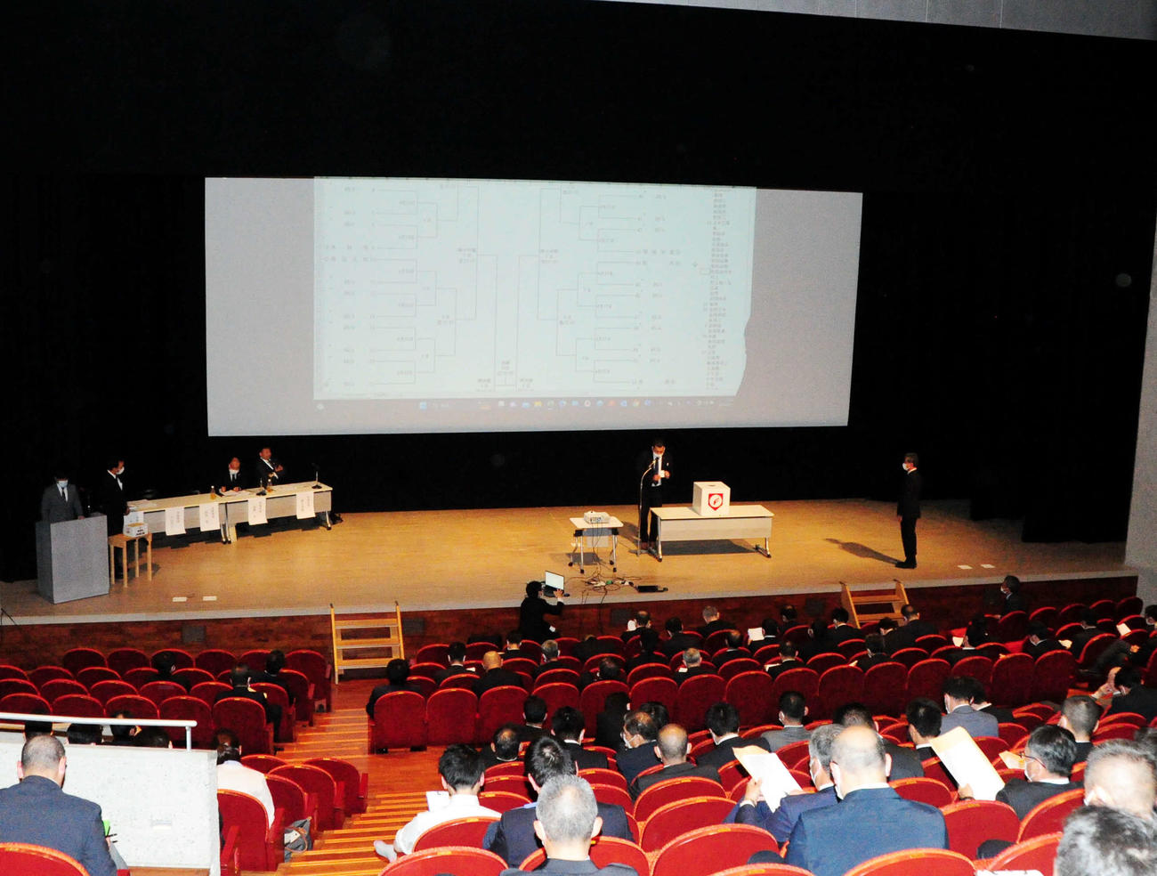 春季新潟大会の組み合わせ抽選会の様子