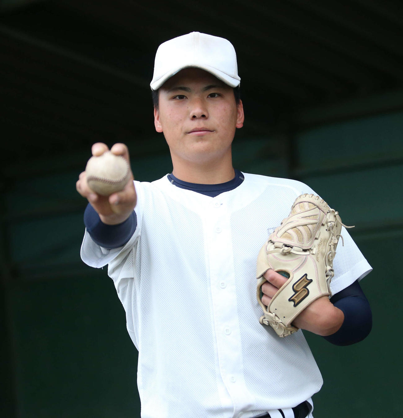 ボールを突き出す野本