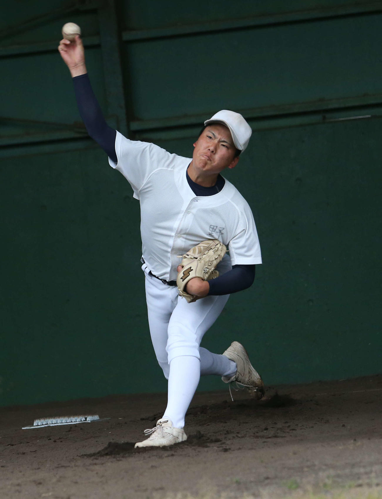 投球練習する野本