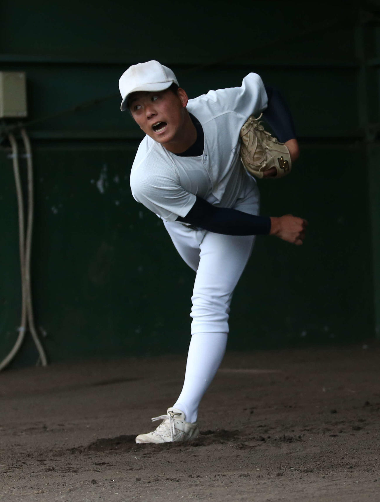 闘志あふれる投球をする野本