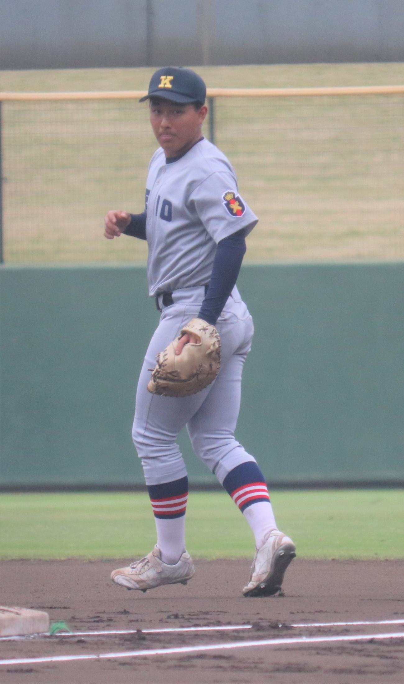 向上対慶応　試合前にシートノックをうける慶応・清原（撮影・星夏穂）