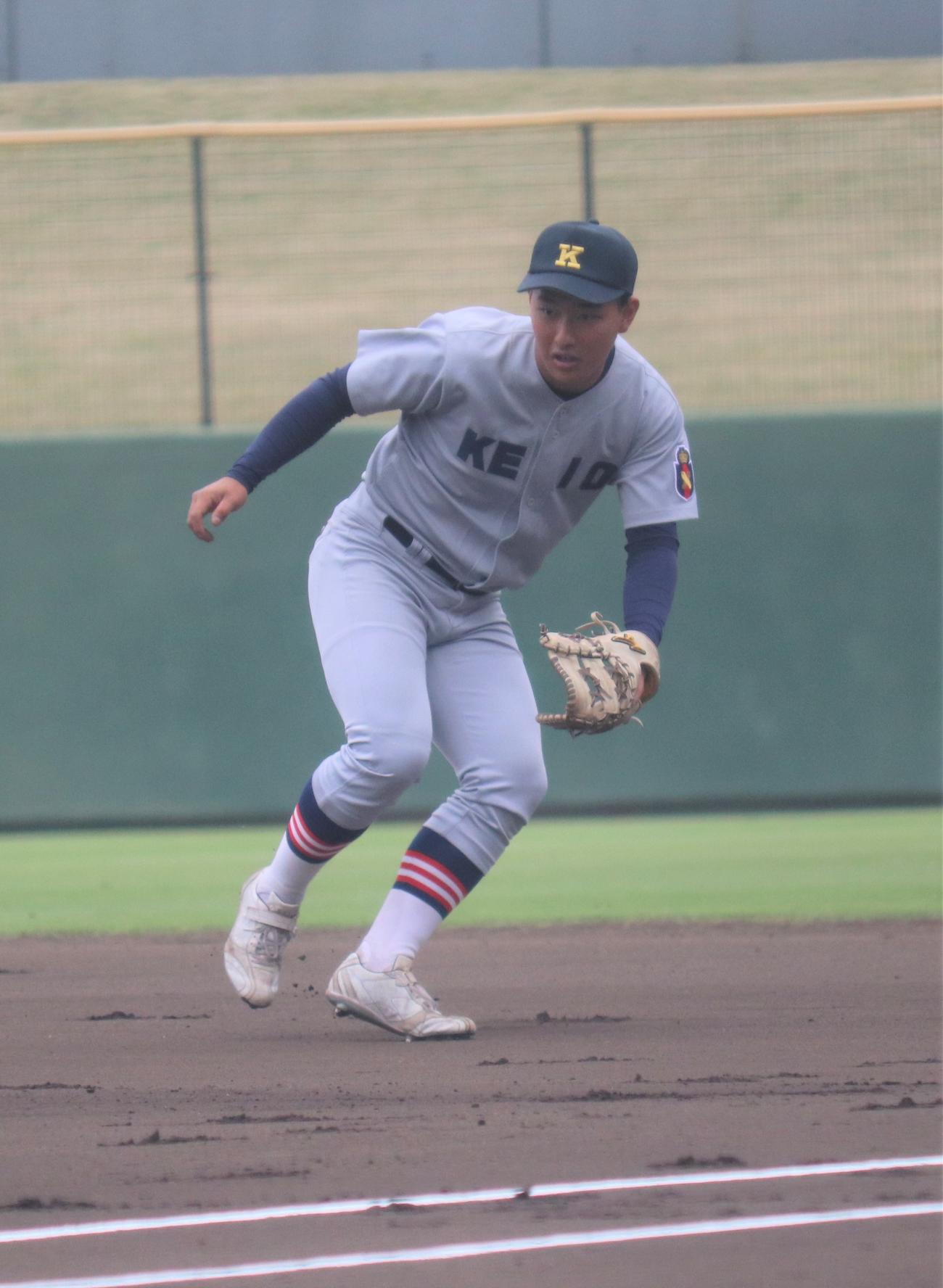 向上対慶応　試合前にシートノックをうける慶応・清原（撮影・星夏穂）
