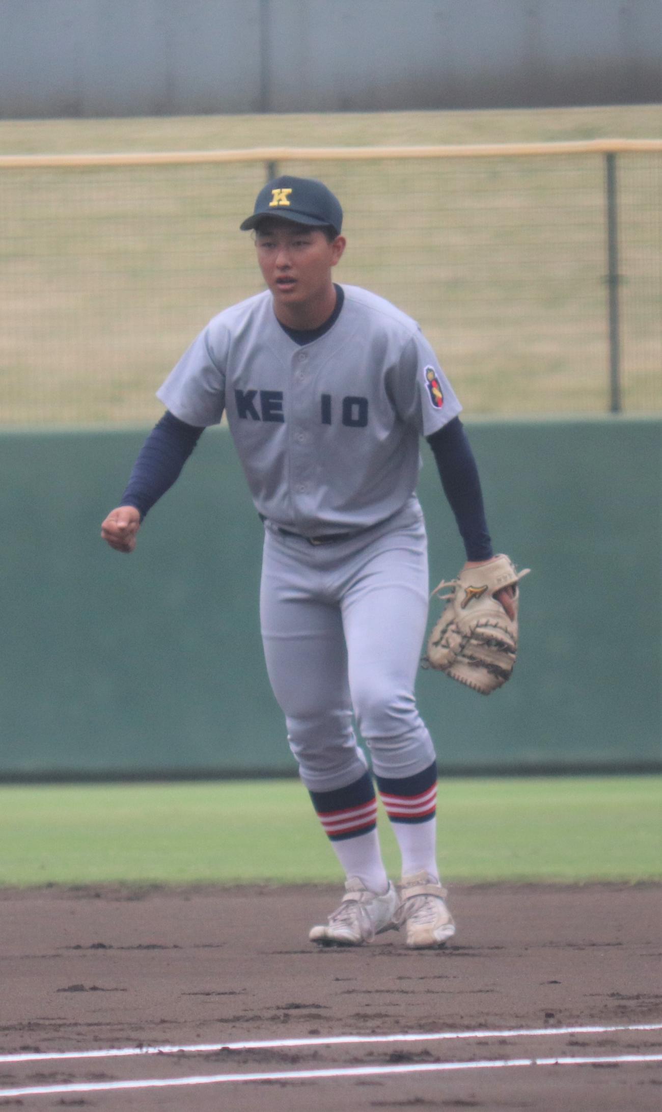 向上対慶応　試合前にシートノックをうける慶応・清原（撮影・星夏穂）