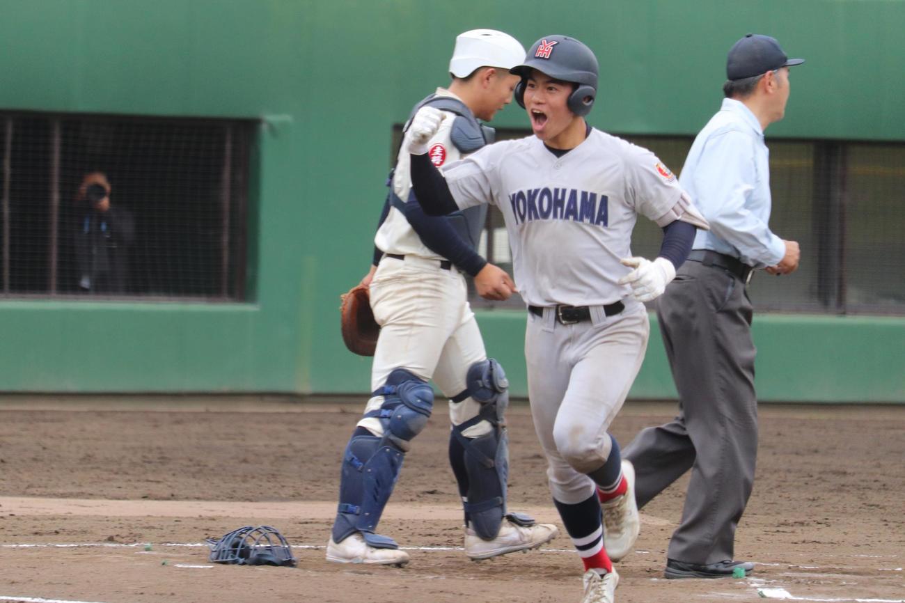 桐蔭学園－横浜　0－0で迎えた6回、1死から左越えソロ本塁打を放ち、ガッツポーズでホームインする横浜・緒方（撮影・保坂淑子）