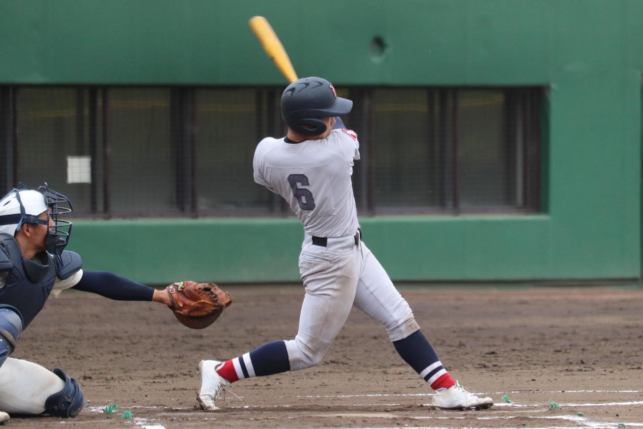 桐蔭学園－横浜　0－0で迎えた6回、1死から左越えソロ本塁打を放つ、横浜・緒方（撮影・保坂淑子）