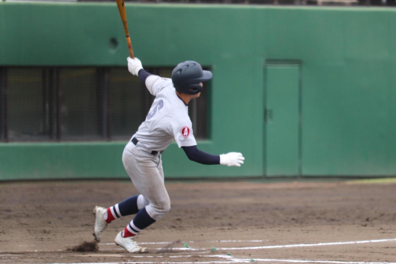 桐蔭学園－横浜　0－0で迎えた6回、1死から左越えソロ本塁打を放つ、横浜・緒方（撮影・保坂淑子）