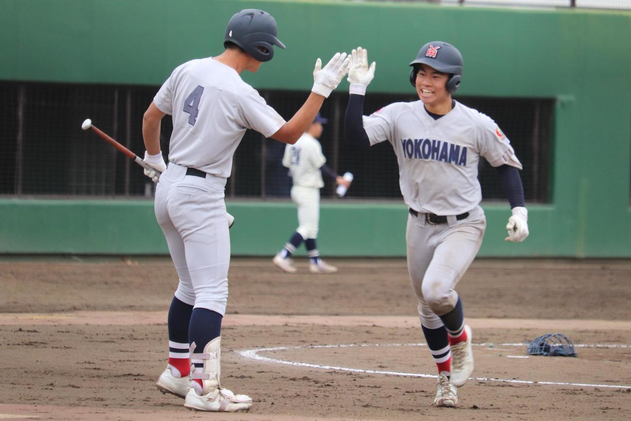 桐蔭学園－横浜　0－0で迎えた6回、1死から左越えソロ本塁打を放ち、チームメートと笑顔でガッツポーズをする横浜・緒方（撮影・保坂淑子）